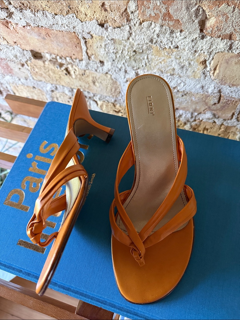 VTG FIONI 90s Orange Leather Flip Flop kitten heels 9.5